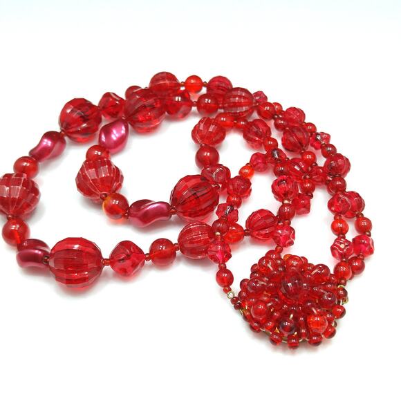 Vintage 1940s Red Lucite Beaded Necklace, Large Beaded Clasp - Picture 9 of 10